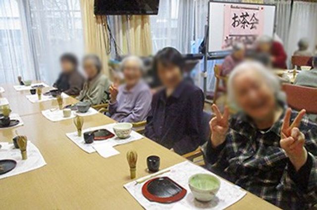 和やかな団らんの様子 ダイニングルーム 参加者同士で笑顔が溢れる団らんの場です。和やかな雰囲気で会話が弾んでいます。