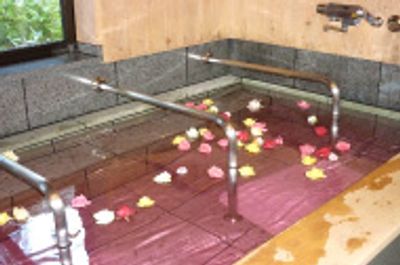 花の浮かぶ温浴槽