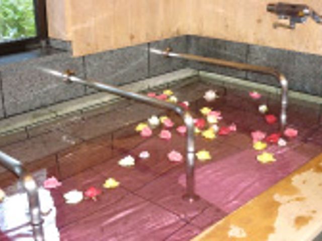 花の浮かぶ温浴槽 浴室 花が優雅に浮かぶ浴槽は、リラックスした時間を提供します。自然光が差し込み、心地よい雰囲気です。