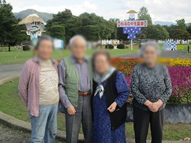 花が咲く庭園 庭 色鮮やかな花に囲まれたお庭では、自由に散策を楽しむことができます。リラックスしたひとときをお過ごしください。