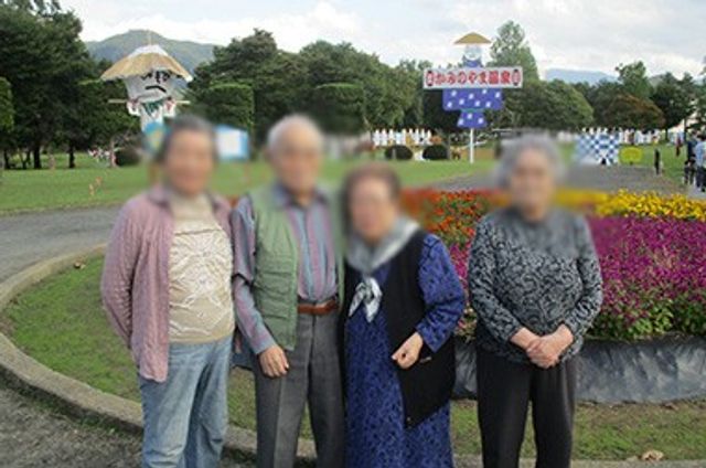 花が咲く庭園 庭 色鮮やかな花に囲まれたお庭では、自由に散策を楽しむことができます。リラックスしたひとときをお過ごしください。