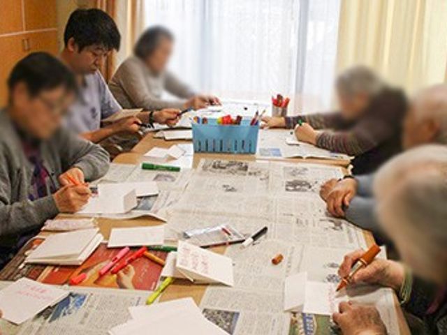手作業をする部屋 多目的室 幅広い年齢層の方々が集まり、手作業をしています。自然光が差し込む明るい空間です。