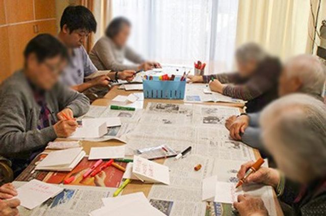手作業をする部屋 多目的室 幅広い年齢層の方々が集まり、手作業をしています。自然光が差し込む明るい空間です。