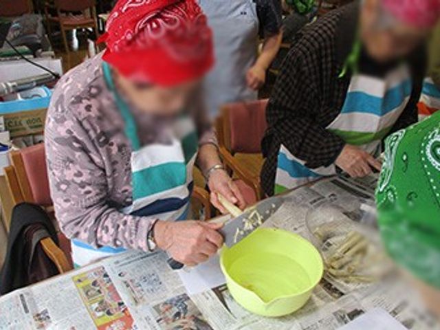 料理活動の様子 多目的室 明るい空間で利用者が調理活動に参加している様子です。楽しく過ごせる環境です。