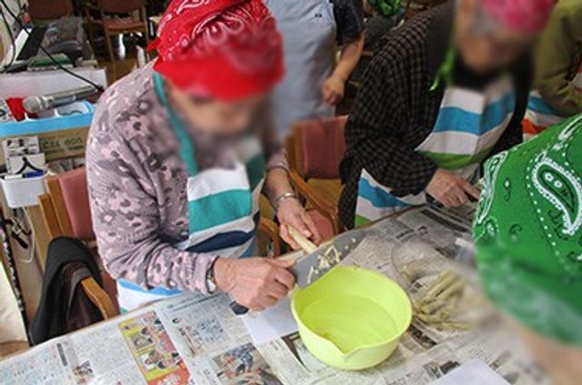 料理活動の様子 多目的室 明るい空間で利用者が調理活動に参加している様子です。楽しく過ごせる環境です。