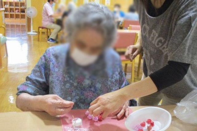 アクティビティ中の室内 多目的室 利用者同士で手作業を通じた活動を楽しむ様子です。和やかな交流の場となっています。