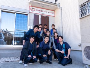 笑顔のスタッフ集合の外観  