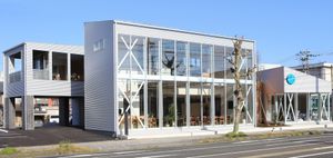 スタイリッシュな建物の外観
