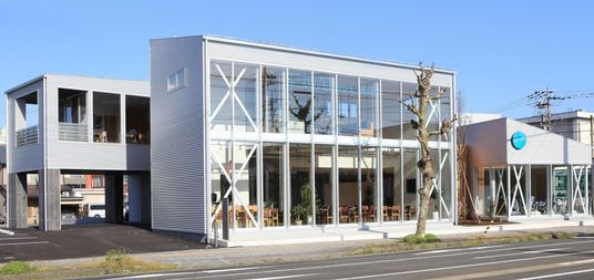 スタイリッシュな建物の外観