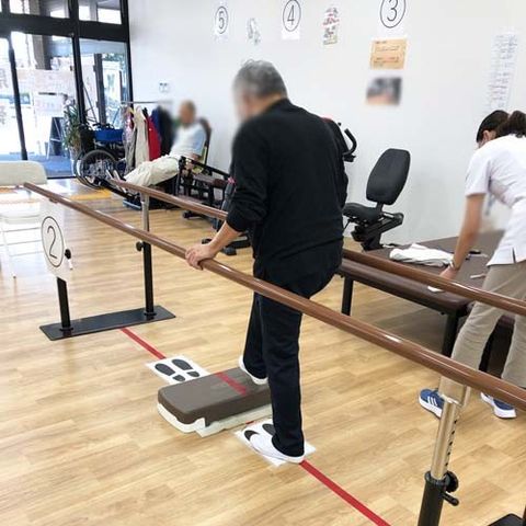 訓練室での活動 機能訓練室 柔らかな床材を使用した機能訓練スペースです。専門スタッフによるサポートで安心して利用いただけます。