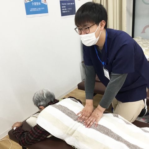 リラックスする利用者と職員 スタッフイメージ 利用者をサポートしている職員です。リラックスできる温かい雰囲気が特徴です。