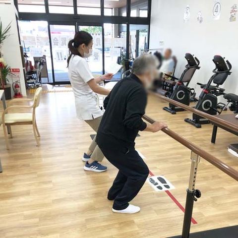 運動器具のある室内 機能訓練室 専門スタッフが常駐する明るい空間で、安心してリハビリに取り組めます。設備も充実しています。