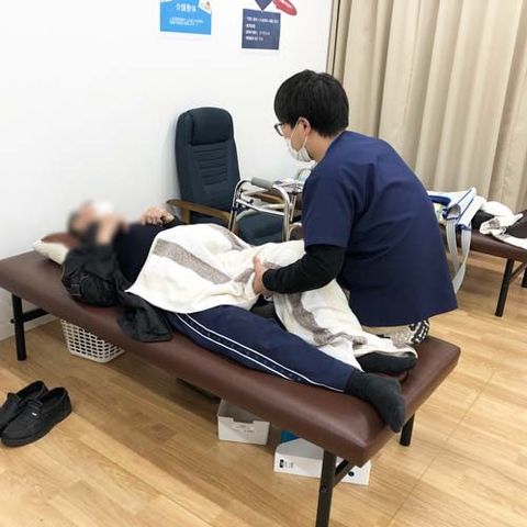 安心感ある機能訓練室 機能訓練室 スタッフが優しくサポートし、利用者の安心感を大切にした機能訓練の様子が見られます。