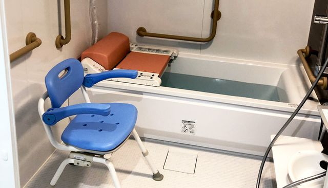 使いやすさが考慮された浴室 浴室 手すりと入浴椅子が設置され、安全性が考慮された空間です。快適に入浴できる設計になっています。