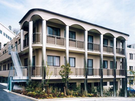 外階段のある建物外観  