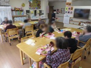 賑やかな食事風景