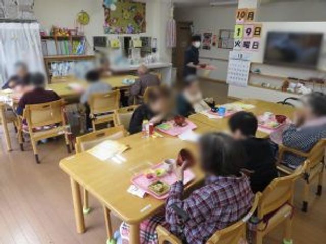 賑やかな食事風景 食堂 明るい空間の食堂で、食事を共にする方々の活気ある様子が感じられます。