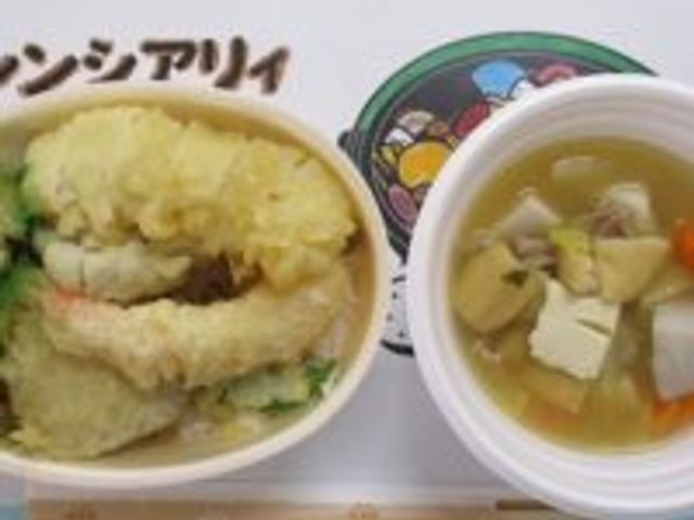美味しそうな食事のトレイ 食堂 栄養バランスに配慮された温かい料理が並ぶ食事トレイです。健康的な食事を提供しています。