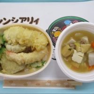 美味しそうな食事のトレイ