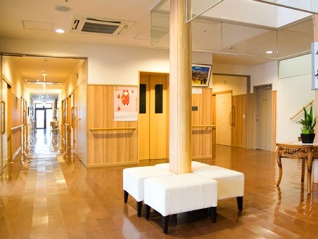 廊下の明るく清潔感ある空間 共用スペース 広々として清潔感のある走り廊下は、ゆとりを持って歩行できる設計です。美しいポスターが訪れる人の目を楽しませます。