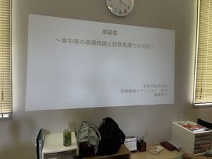 掲示物のある会議室  
