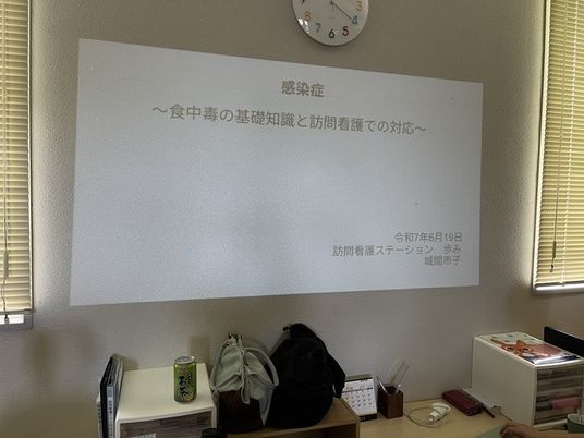 掲示物のある会議室  