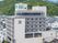 山を背にした施設外観  