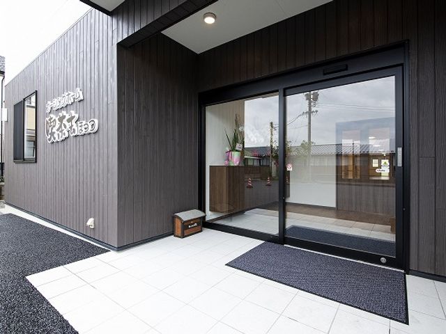 落ち着いた雰囲気の玄関 エントランス 広々としたエントランスは、自然光が差し込む明るい空間で、訪れる方を迎えます。