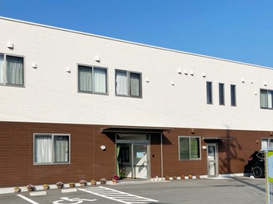 明るい建物外観  