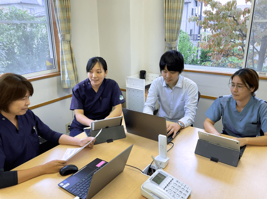 会議中のスタッフの会議室  