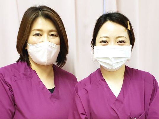 マスク姿の女性2人スタッフ  