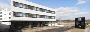 建物と看板の外観