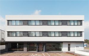 モダンな外観の建物