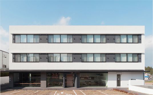 モダンな外観の建物