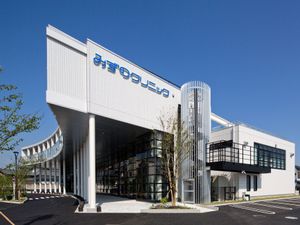 白い外観の建物  