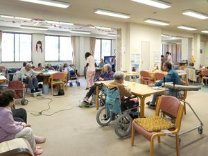 交流する広い室内
