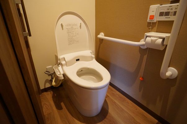 車椅子を使う入居者に配慮して手すりが設置されているトイレ