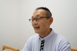 男性スタッフが話している様子