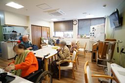 機能訓練室で過ごす人々