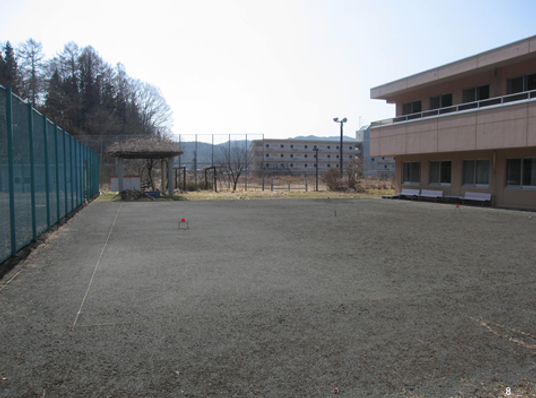 建物横の広い庭  