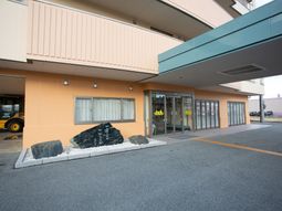 明るいエントランス外観