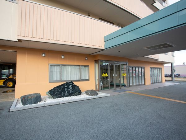 明るいエントランス外観