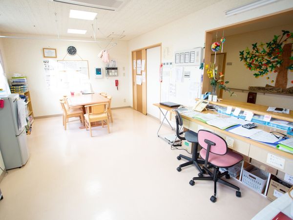 明るい職員室の様子