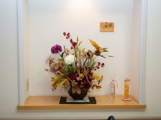 廊下の飾り棚と花
