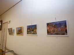 壁に掛けられた絵画群