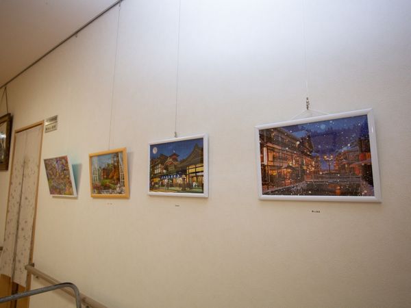 壁に掛けられた絵画群