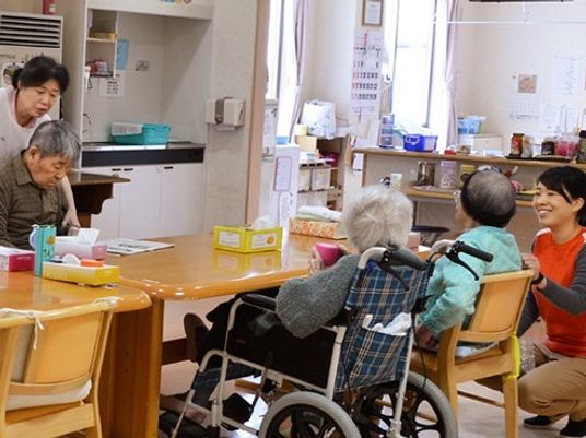 笑顔で会話する人々