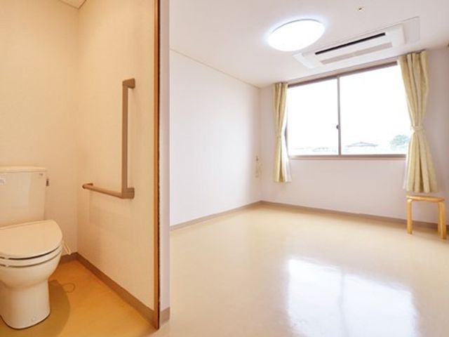 バリアフリートイレの居室 居室 広々としたバリアフリー設計の清潔なトイレが備わった部屋です。安心して日々を送ることができる環境が整っています。