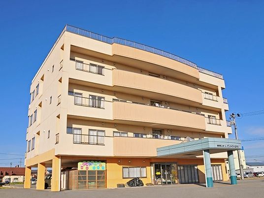多階層の明るい建物外観