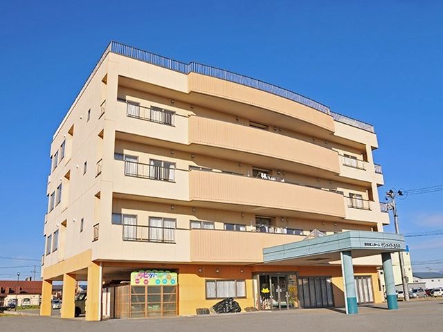 多階層の明るい建物外観 外観 広々としたエントランスが特徴の建物です。快適な環境を提供し、新しい職場としてご検討ください。